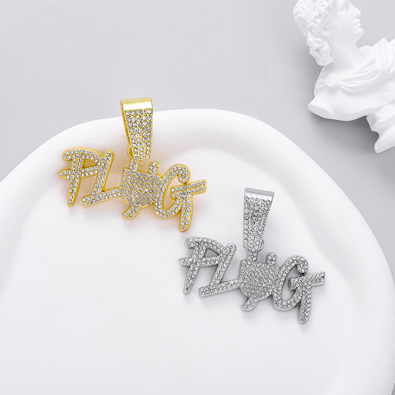 Collier lettre en diamant avec design clouté pour femme_voghion.com