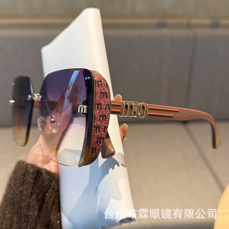 MはDouyin Xiaohongshuファッショナブルなサングラス、人気の女性用クロスボーダーベビーブレスインターネットセレブサングラス日焼け止めを直接供給しています|undefined