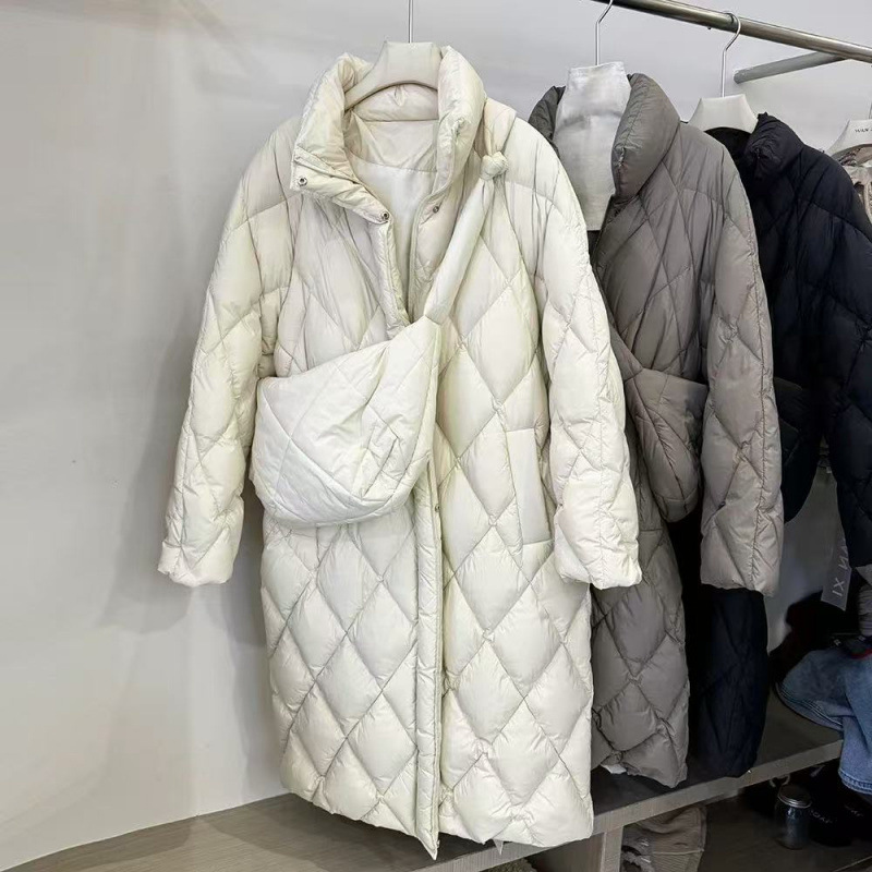 Lingge Collar Down Jacket 여성의 2024 년 겨울 새로운 한국식 캐주얼 루즈 무릎 길이 두꺼운 긴 따뜻한 재킷