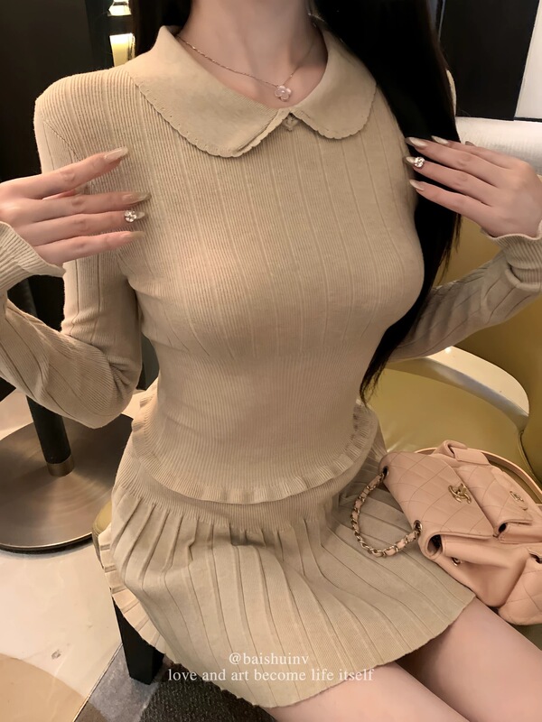 Korean-style pure and elegant two-piece set for women, featuring a white doll-collar knit top and a pleated skirt, perfect for autumn and winter Korean-style pure and elegant two-piece set for women, featuring a white doll-collar knit top and a pleated skirt, perfect for autumn and winter