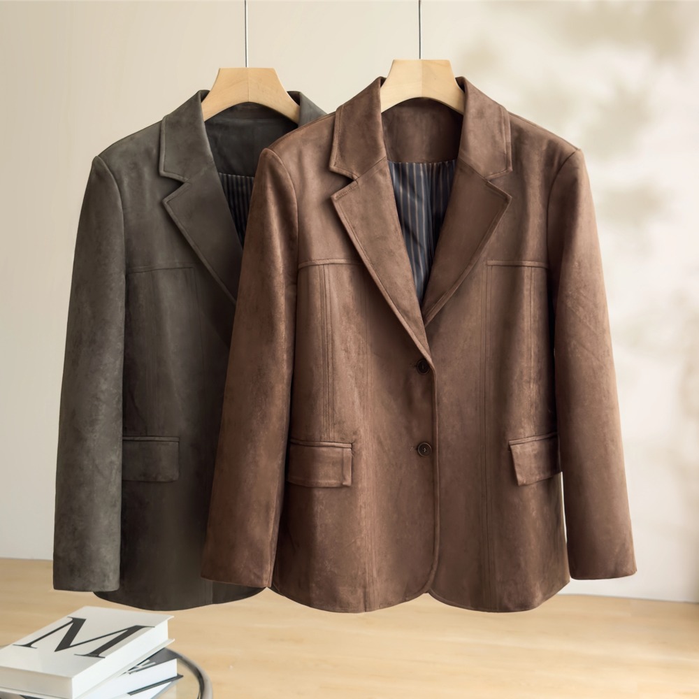Retro Maillard-colored faux suede oversized women's 2026 autumn commuter-style casual suit.