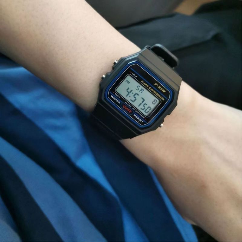 Explosions retro digital display chronograph alarm clock colored lights multifunctional sports student electronic watch cold light F-91W