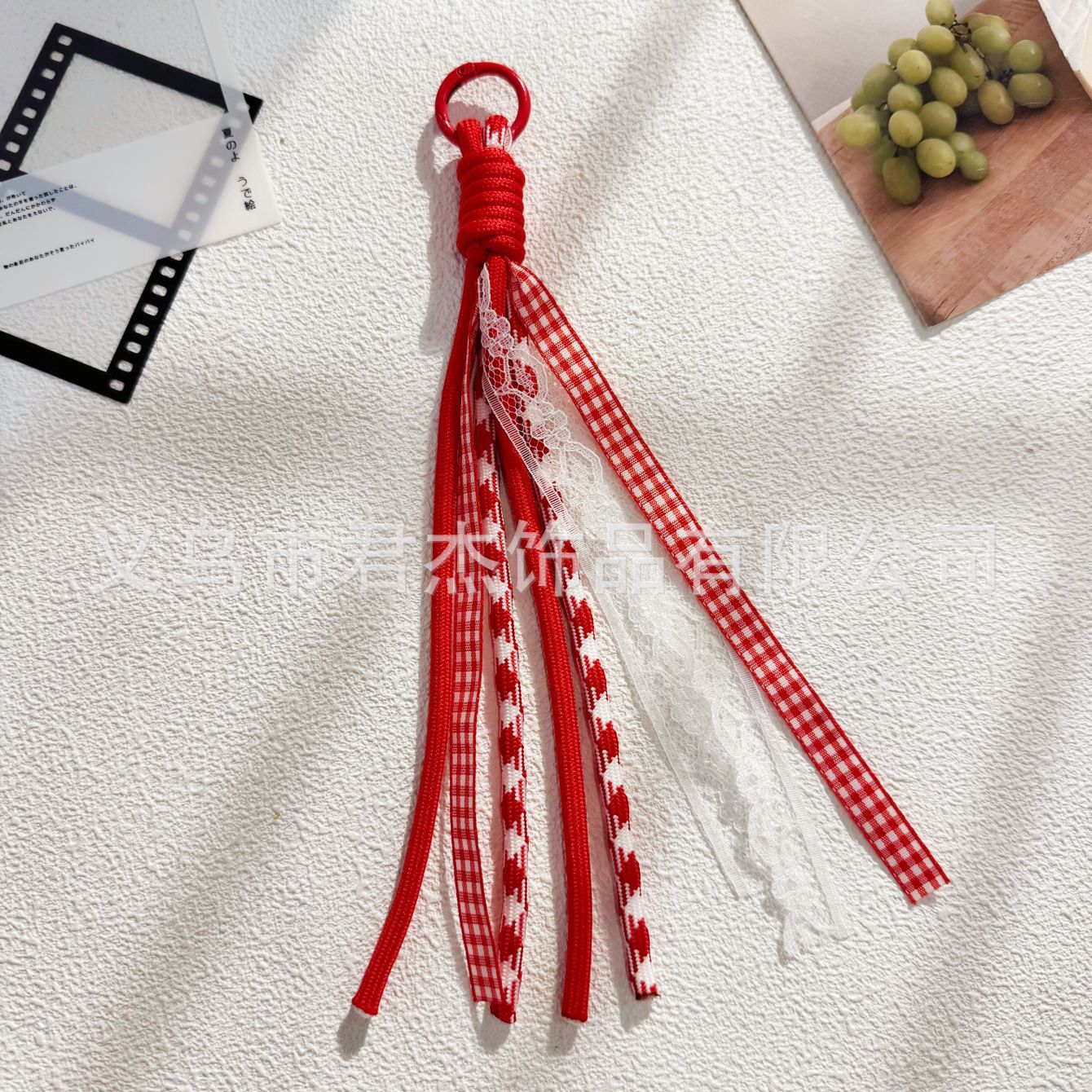 編みカバンのストラップの螺旋の結び紐のiuは鍵のボタンのネットの赤い色の結びの縄の装飾の部品を結びます。