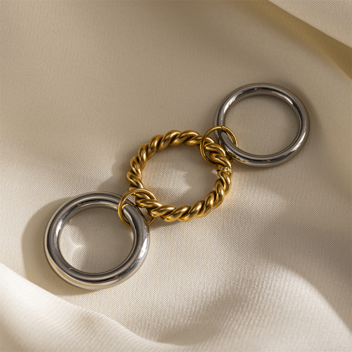 Tena anillo de capa múltiple de dos colores de acero inoxidable europeo y americano, tendencia de moda femenina, modelos calientes, joyas no decoloradas al por mayor