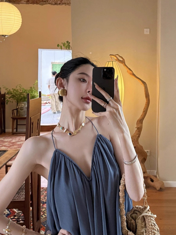25ss レトロホワイトサスペンダーシフォンシャツ女性用、手作りスパゲッティストラップ、大きな裾、Vネック、気質、ホリデースタイルトップ|undefined