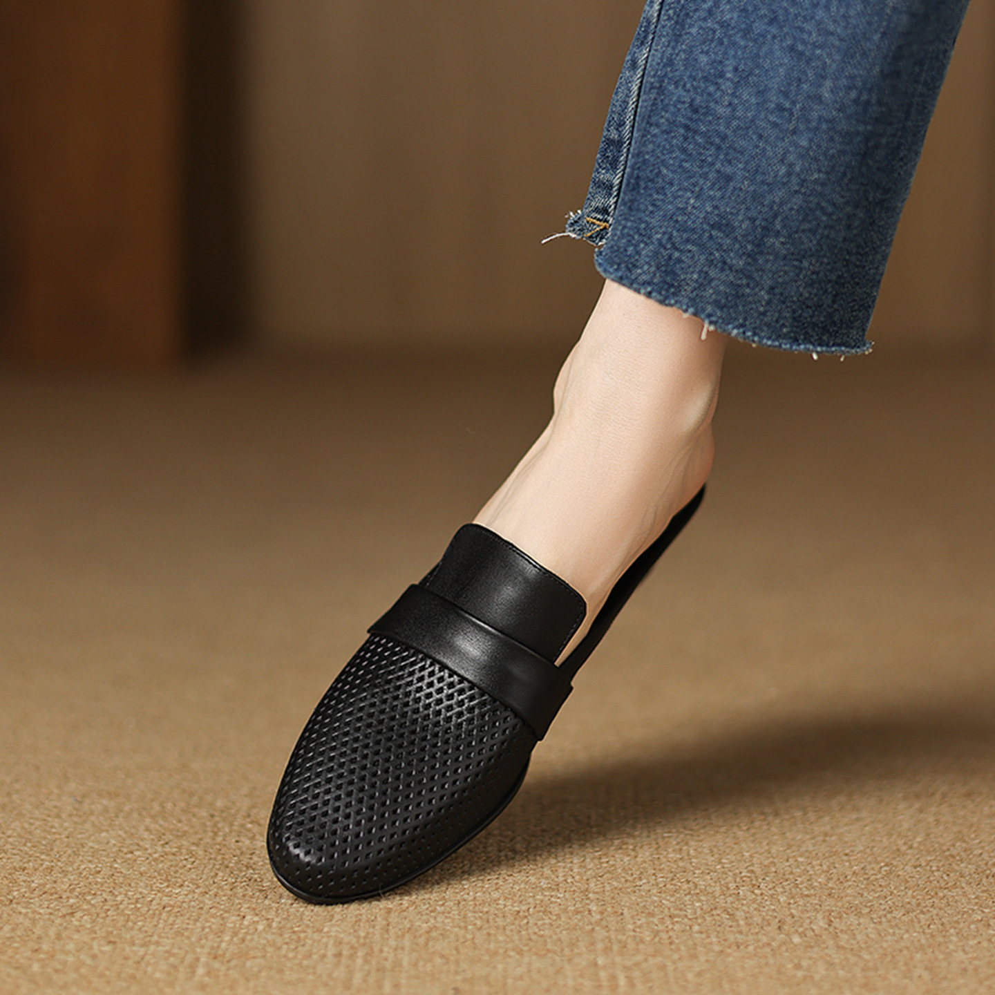 Sandal nữ quai ngang mũi kín gót thấp đế xốp nhẹ mùa xuân hè — đen