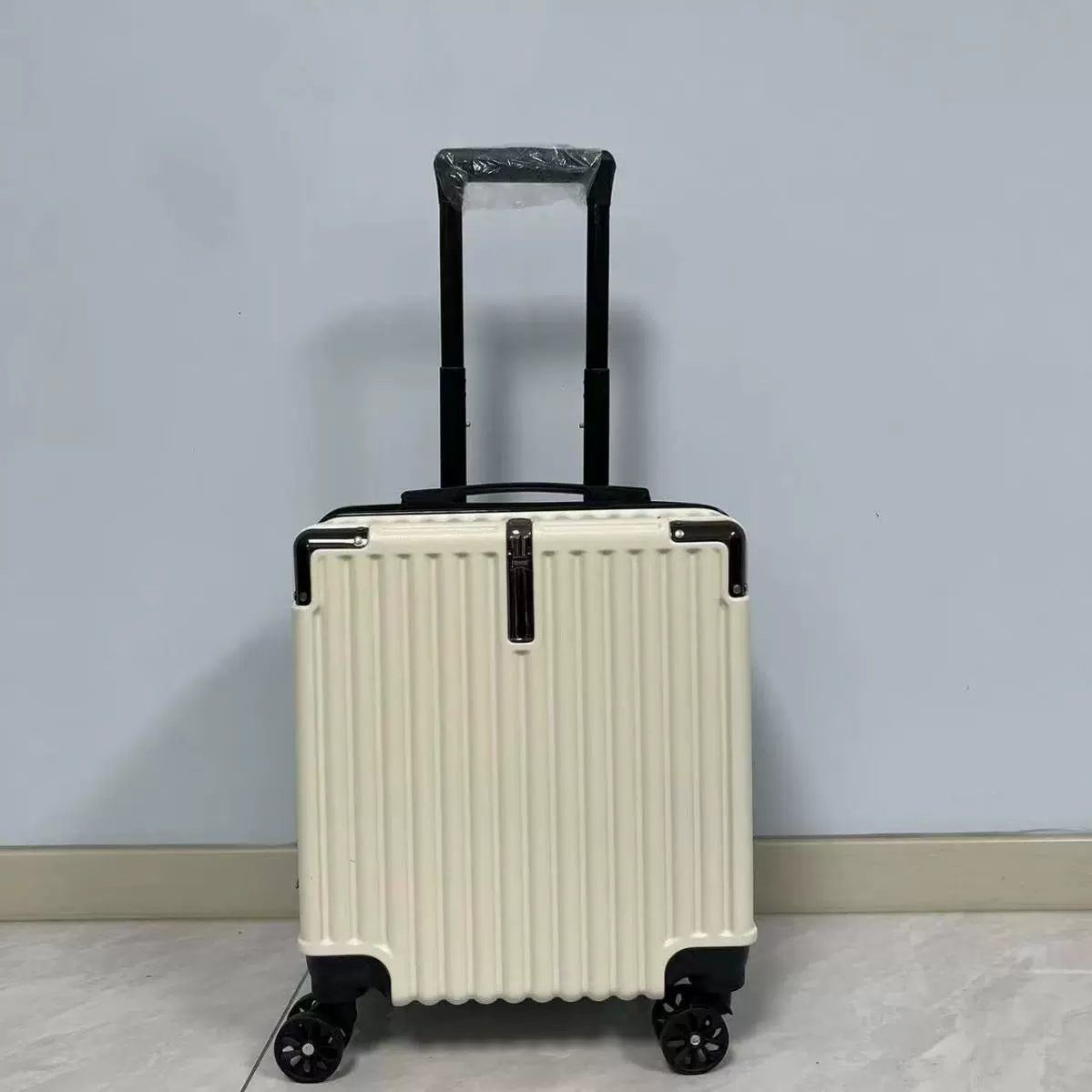 Universal suitcase, 18 inch