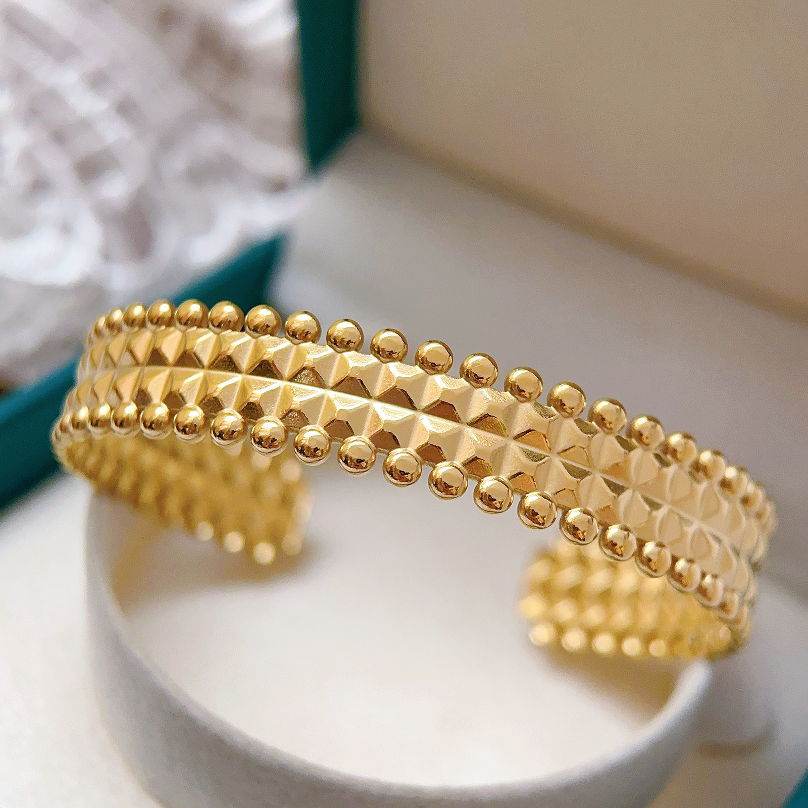Europa y los Estados Unidos una variedad de pulseras de oro 18 quilates de alto nivel de explosión trenzada abertura temperamento brazalete joyería de moda
