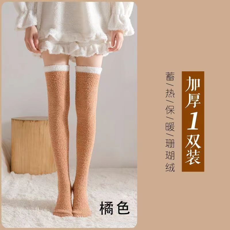 サンゴの靴下の女性は冬に床を厚くして寝て膝の靴下を寝たことがあります。|undefined