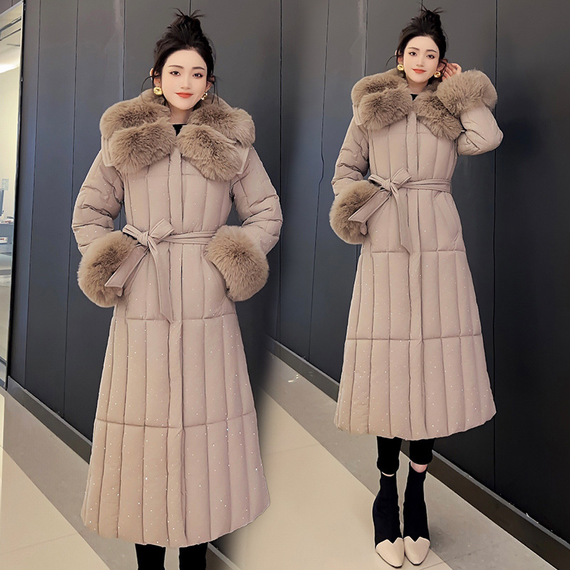 Trajes de algodón de pluma transfronterizos de invierno 2025 nuevos estilos con solapa de moda de mediana edad sobre la rodilla chaqueta de algodón de cintura larga chaqueta de moda