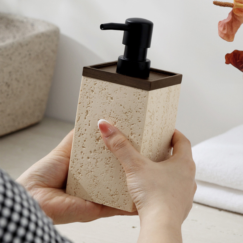 Frages de travertino, botellas de desinfectante de manos, tapas de nogal, botellas vacías de alto valor, detergente, champú, gel de ducha