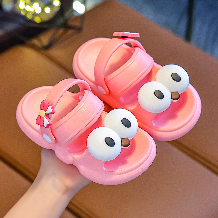 Zapatillas infantiles para niñas verano 2025 nuevo lindo uso exterior suave antideslizante para niños pequeños zapatillas para niños