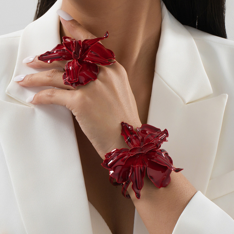 A set of new personality exaggerated niche design high-end sense red big flower bracelet ring women's party gift