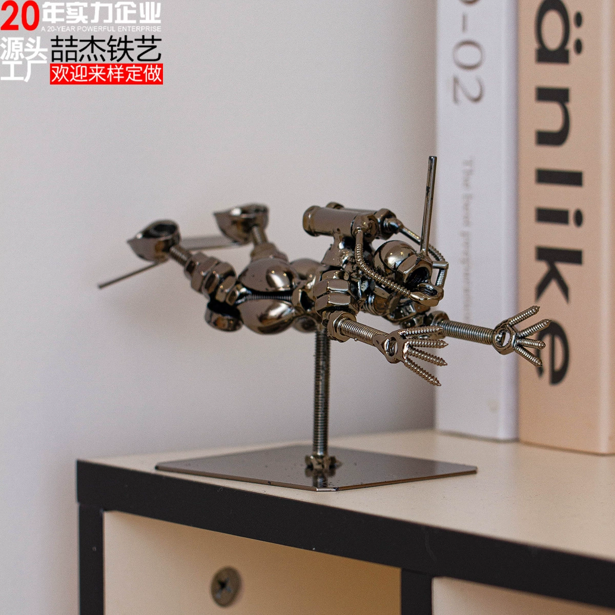 Креативная 3D-модель ретро-дайвера из металла для декора рабочего стола