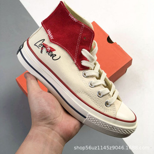 ����Ь�������ȫ����1970s����ٴ�һ����Ů�ߎͷ���Ь�޶���