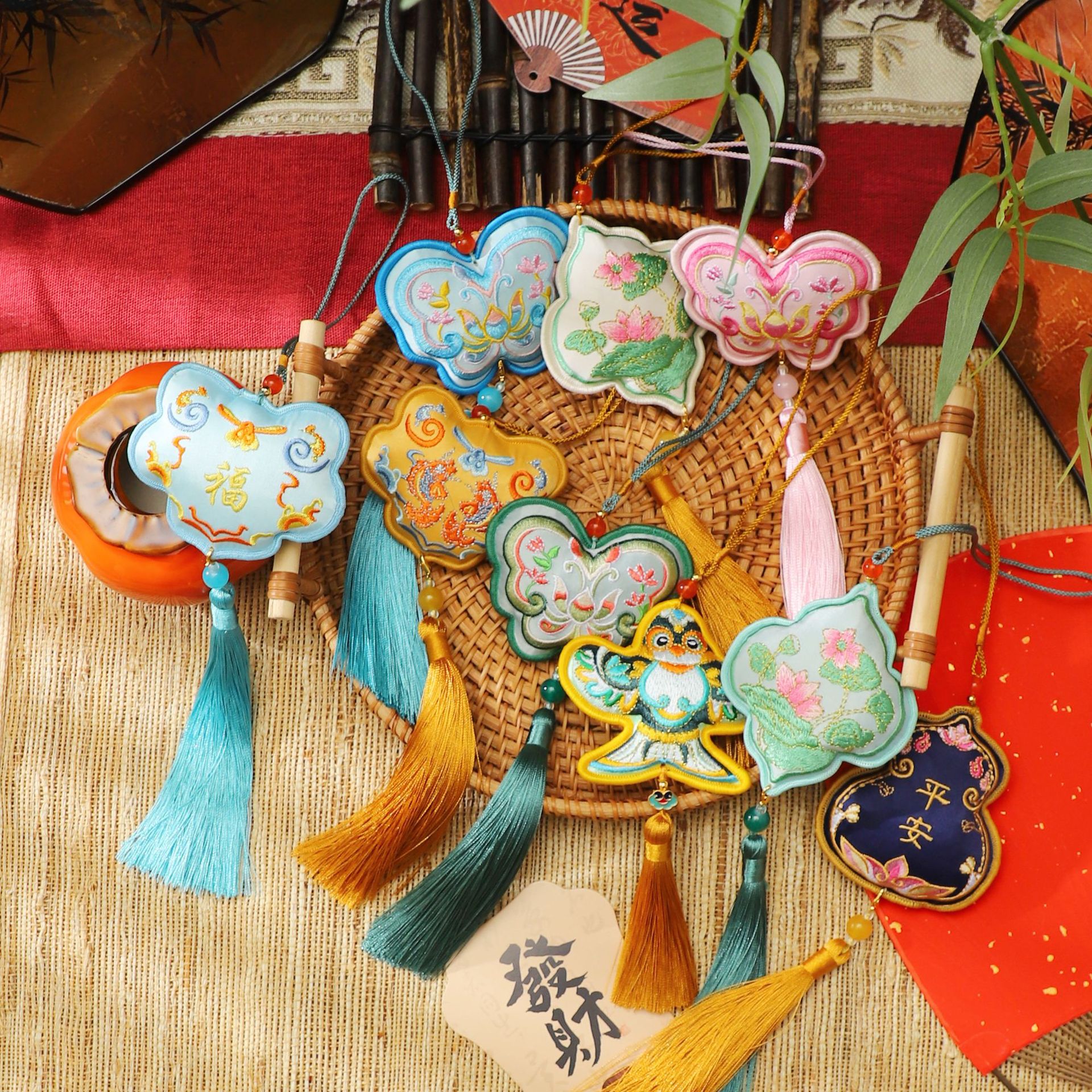 Colgante de cerradura concéntrica de siete colores de cordier de estilo chino decoración de barril de fiesta de Año Nuevo con flores de material DIY colgante de flores