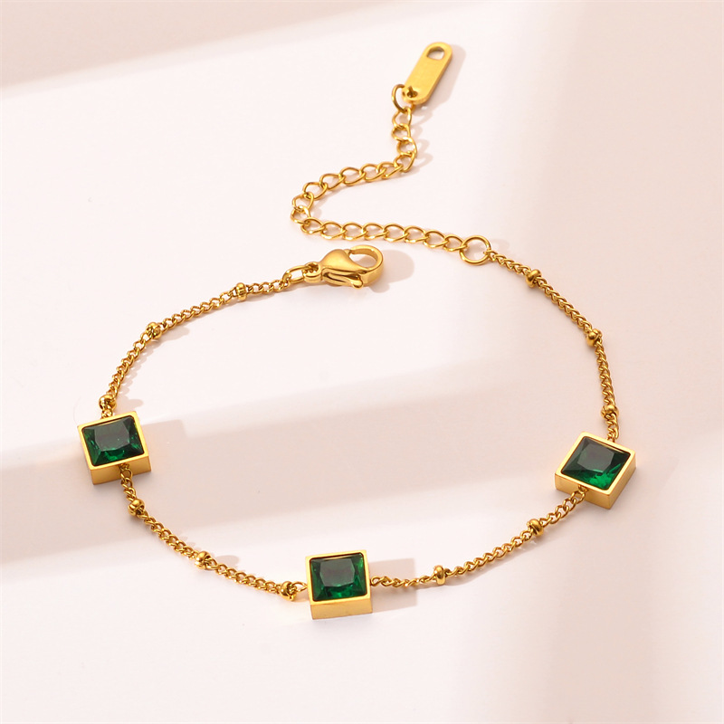 Europa y los Estados Unidos ventas calientes ins estilo de moda nicho sensación de diseño lujoso cuadrado esmeralda zircon titanio pulsera de acero mujer
