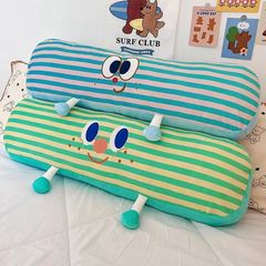 かわいい枕で寝ている長い枕のベッドの上で寝ている漫画のクッションの子供は長いタイプの学生寮を分解して洗うことができます。