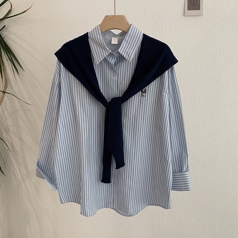 熊の刺繍は襟をめくって、長袖の中の長いストライプのゆったりしたシャツの上着のニットのショールの2つのセットの女性を掛けます。|undefined