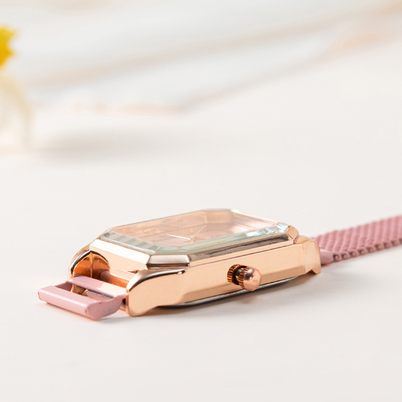 Új, divatos internetes híresség mágneses csattal és divatos finom hálós szíjjal ellátott, négyzet alakú kvarc női karóra_voghion.com