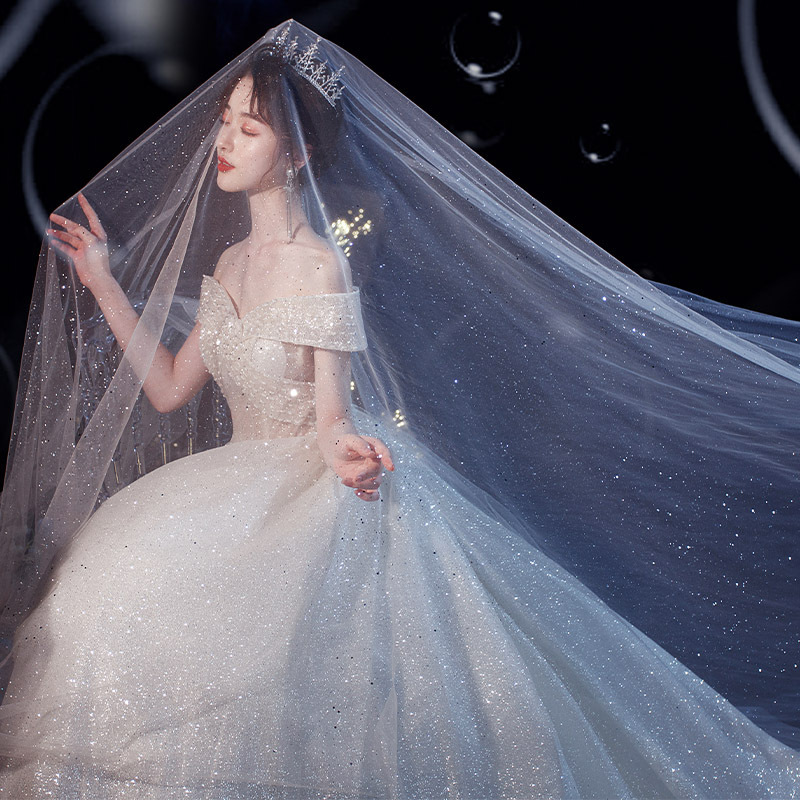 Vestido de novia ligero de un solo hombro estilo francés, nuevo modelo 2026 con cola, diseño cielo estrellado, para novias pequeñas, súper mágico, estilo bosque, de ensueño.