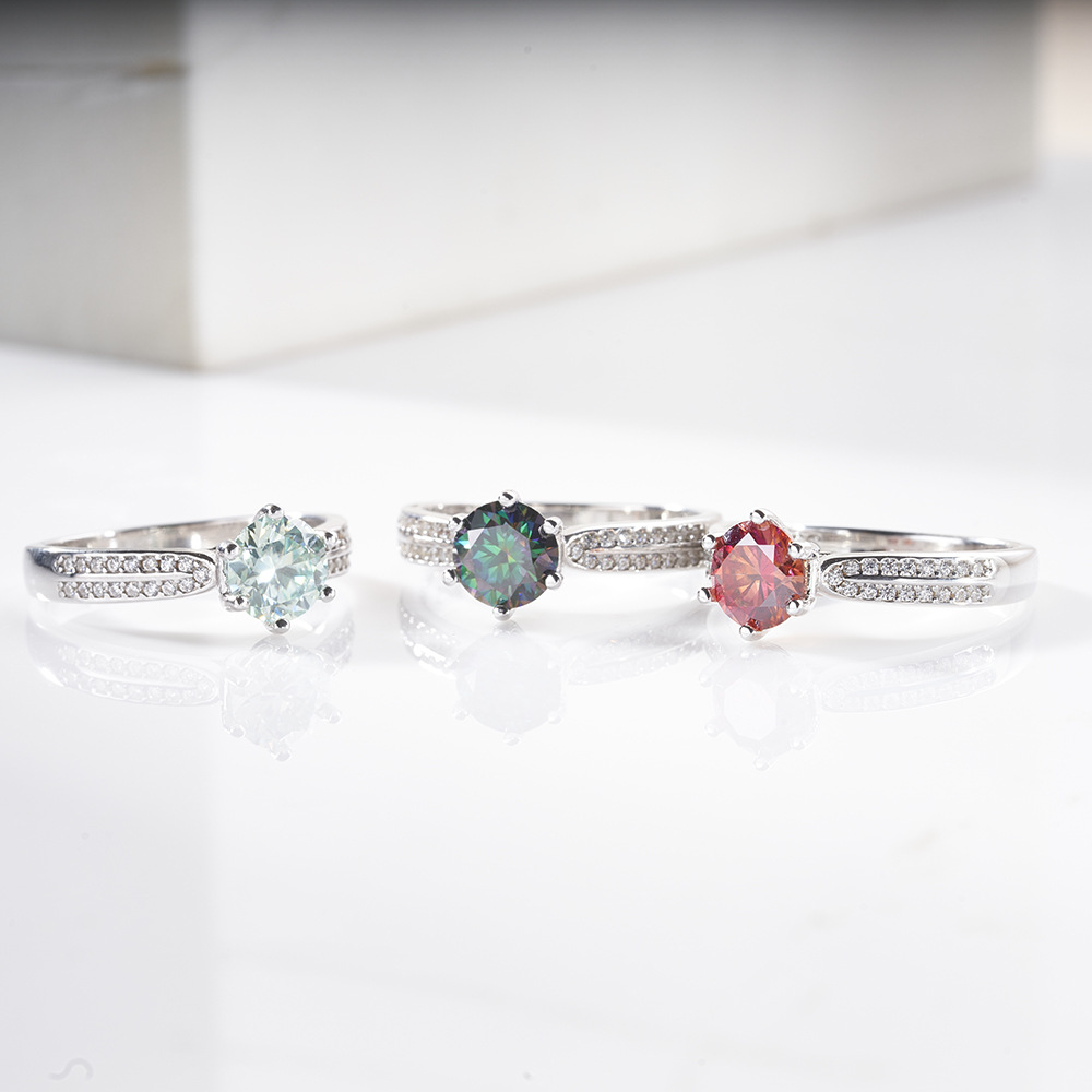 Anillo rojo de siete colores super brillante de moissanita ligero de lujo de plata esterlina de moissanita de 12 quilates anillo de diamantes de simulación