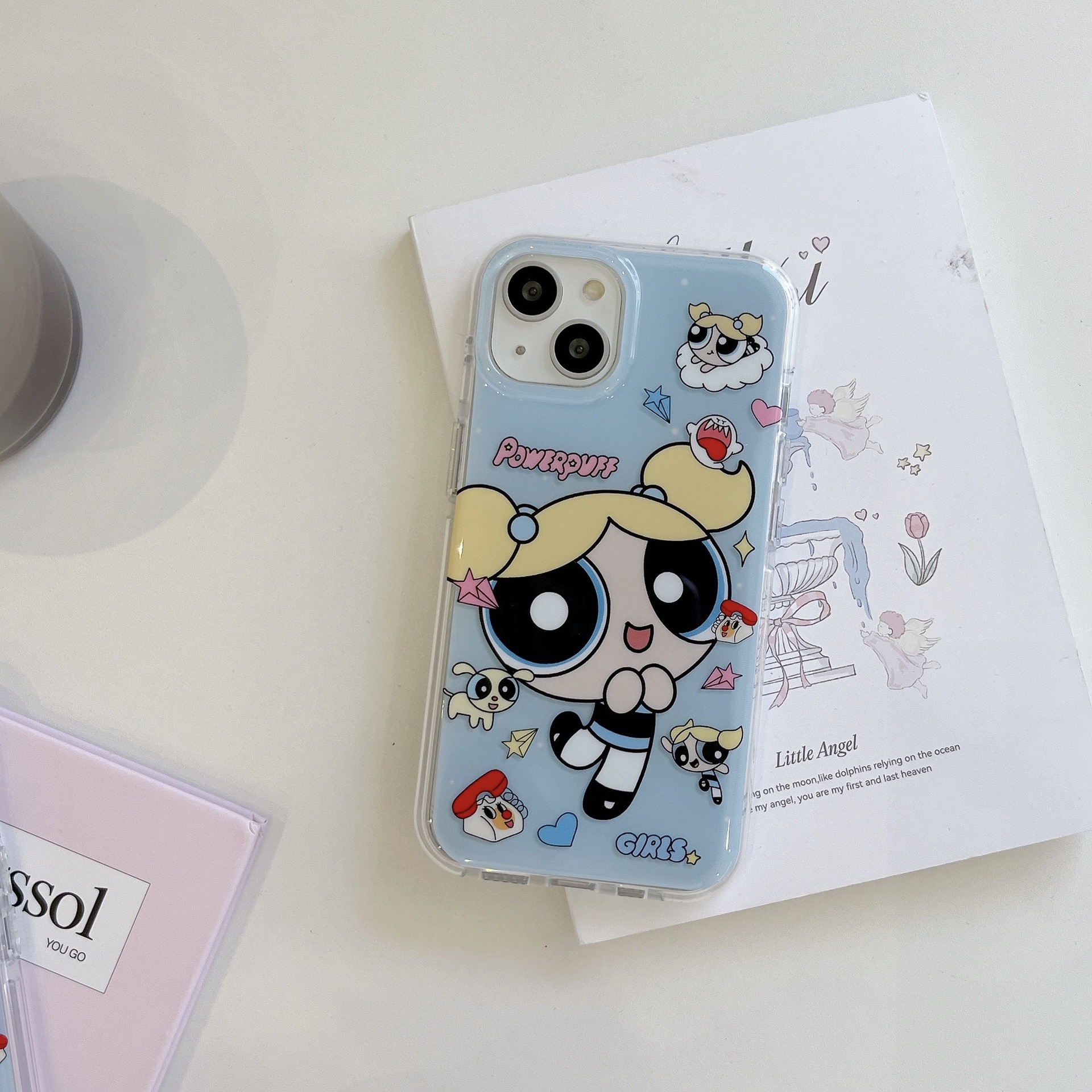 Divertida chica de dibujos animados usando iPhone16ProMax gafas estéreo 15 Apple 14 funda para teléfono 13 nuevo 16