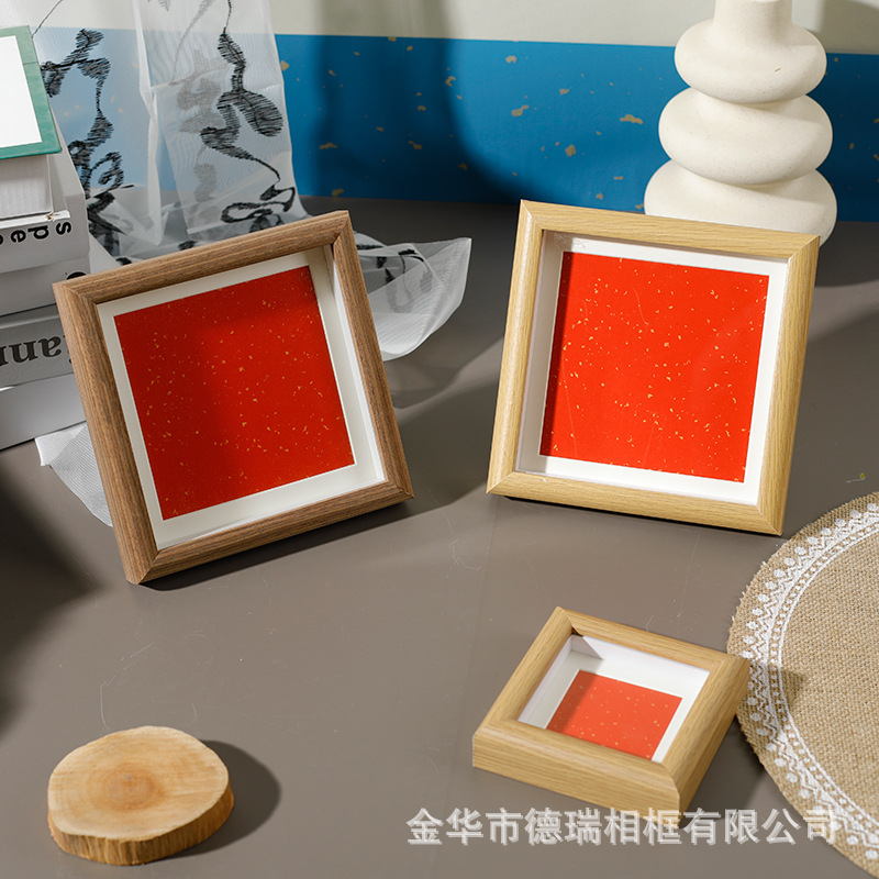 新しい中国式のミニフォトフレームの正方形の中空の絵の枠は台の立体の木製の手書きの書道のデスクトップの置物を並べます。