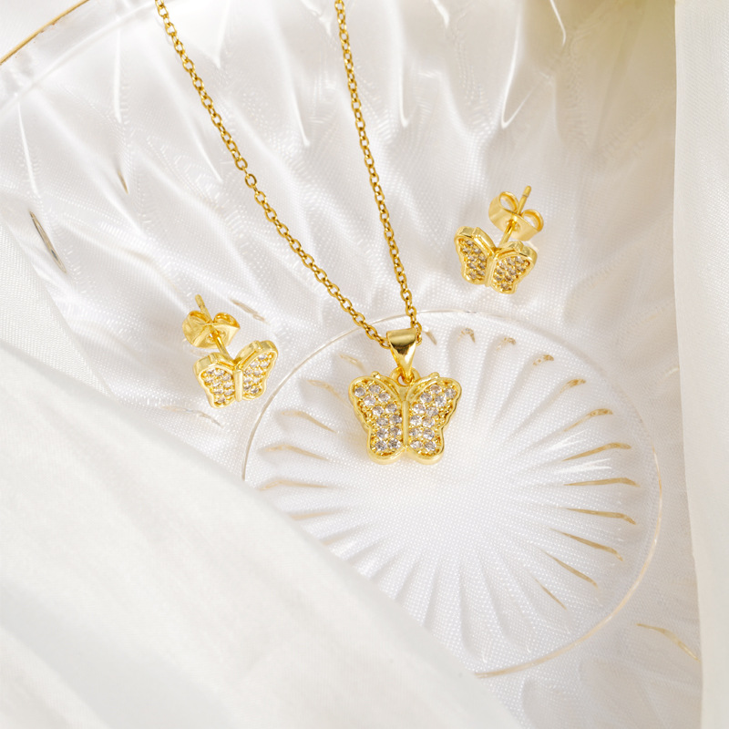 Diseño de nuevo producto Sense Sands Golden Butterfly Collar Pendientes Juego de joyería de lujo ligero de nicho durante mucho tiempo sin desvanecerse Joyas de Yiwu