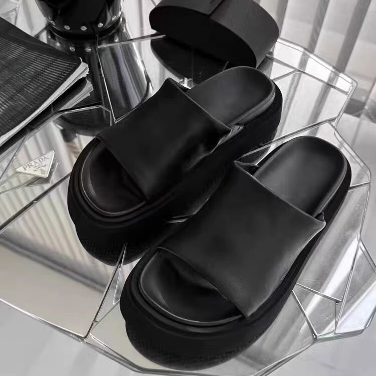 European Station 2025 Summer New Classy Women's Shoes Soft Surface Ultra-Light Sole Increased Outer Wear One-Line Sandals for Women