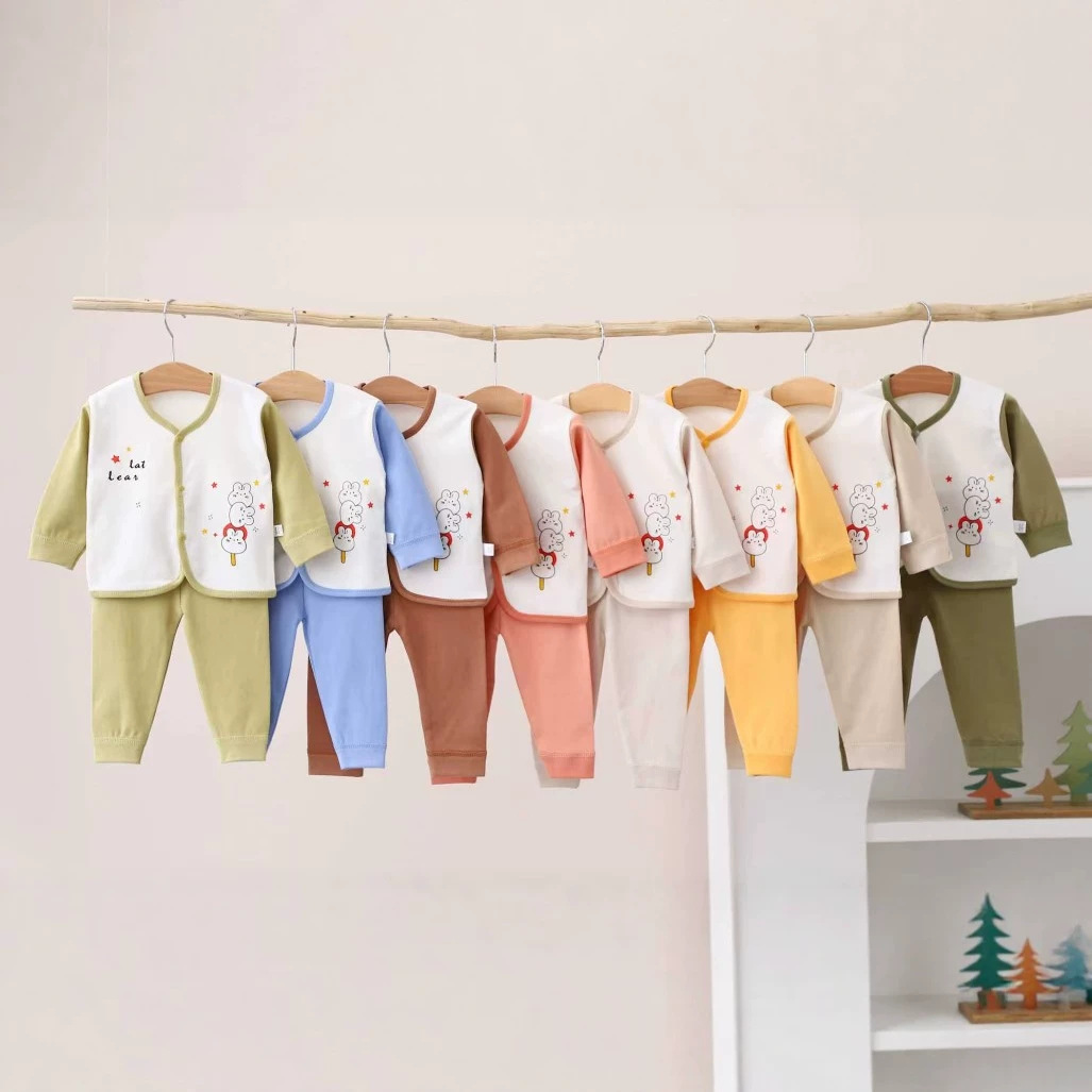 Otoño y invierno nuevo bebé de algodón bebé dos piezas de cuello redondo mangas largas cómodas y cálidas cubierta de bebé contra la puerta