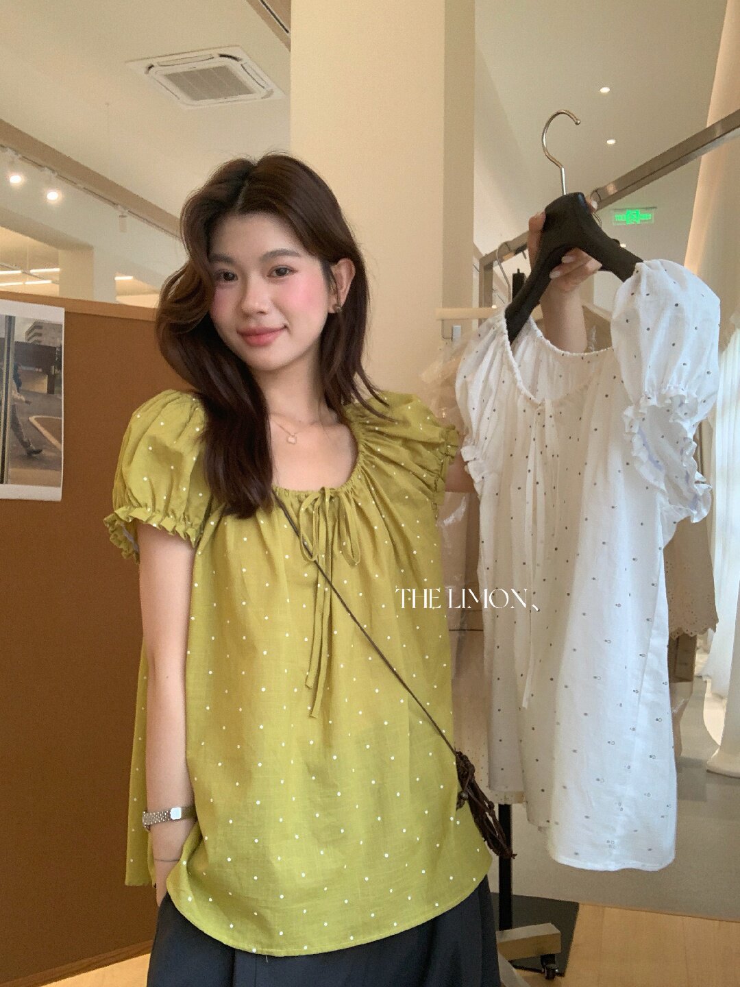 Áo sơ mi nữ tay bồng chấm bi phong cách Nhật, cổ dây rút, dáng suông trẻ trung — màu đen, màu trắng, xanh lá cây chi tiết 24