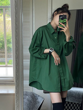 绿色中长款宽松衬衫女春秋季2024新款时尚洋气别致下摆不规则上衣