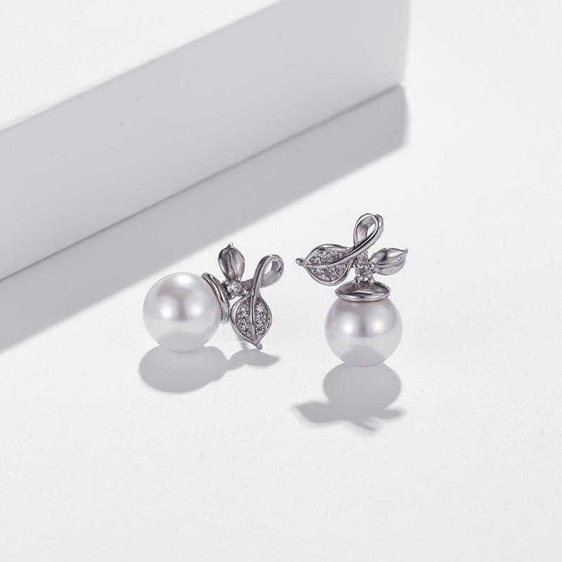 Japonés y coreano elegante hoja fresca perla joyería oído s925 plata esterlina con incrustaciones de diamantes ZIRCON pendientes para las mujeres al por mayor