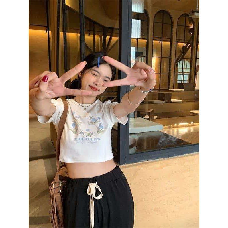 Short White Crop Top T-Shirt for Women, 2026 Summer New Style, Designed to Make Petite Figures Look Taller, with a Subtle Waist-Revealing Design, Southeast Asian Style Top