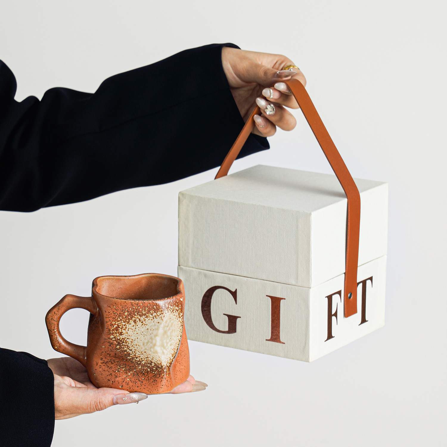 Taza de forma especial de cambio de horno, taza pellizcada a mano, taza de agua de café con leche de alta calidad de cerámica, taza de té de café de oficina, regalo pequeño