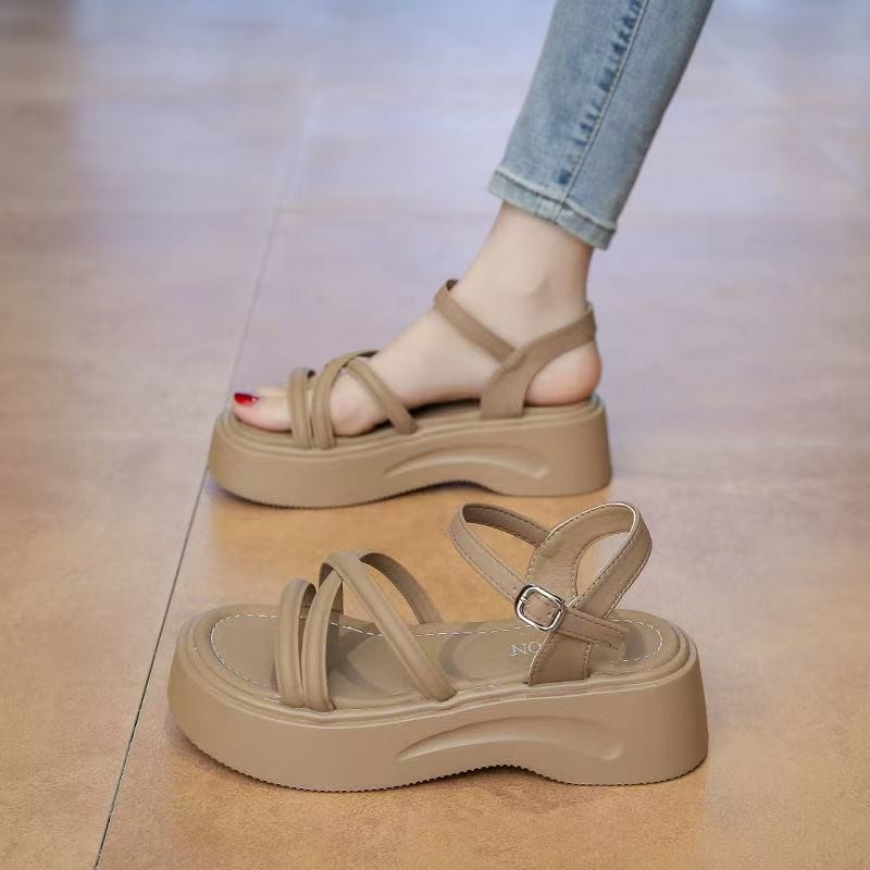 Una palabra con sandalias de hadas de color sólido primavera y verano de 2026 nuevo estilo simple exterior temperamento versátil sandalias gruesas