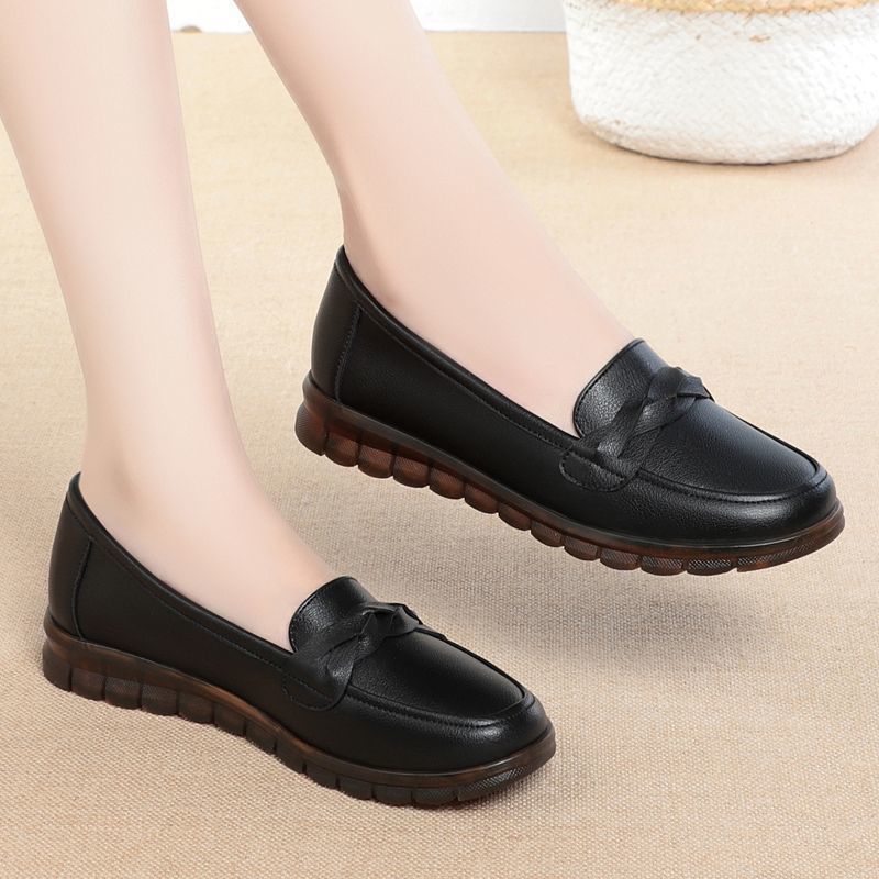 Primavera y otoño zapatos de sol suave de tendón de toro, zapatos de mujer de mediana edad, zapatos de cuero antideslizantes cómodos, zapatos de trabajo no cansados.