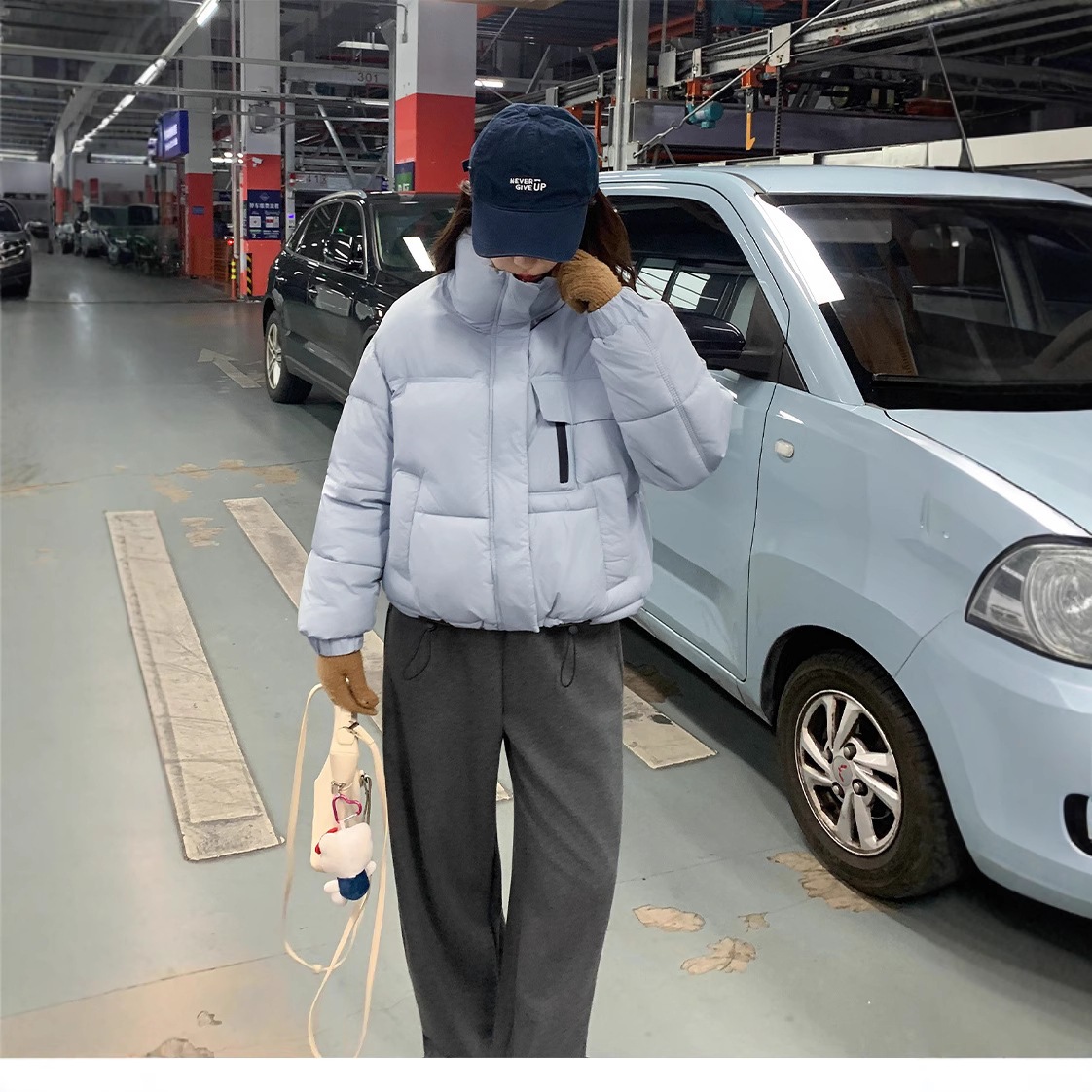 2025 nueva ropa de algodón de invierno corto de mujer pequeña chaqueta de algodón gruesa suelta de estilo coreano pequeño abrigo de moda image 4