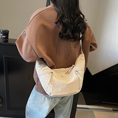 国境を越えた新型の牛角シングルショルダーバッグは餃子を斜めに掛けて女の子のファッションを包んでいます。