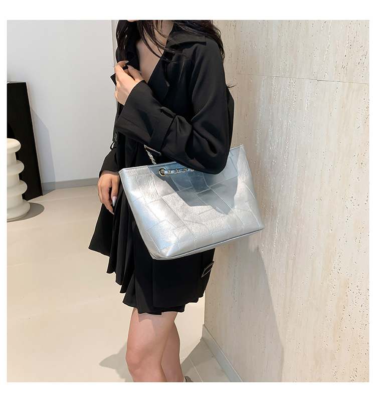 Women's Large Capacity Shoulder Tote Bag With Chain Detail_voghion.com