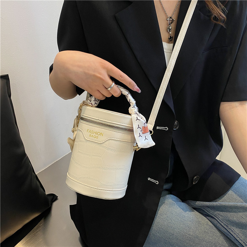 Bolso cilíndrico pequeño femenino 2022 nuevo patrón de cocodrilo moda simple bolso de mano personalizado coreano bufanda de seda bolso de mensajero