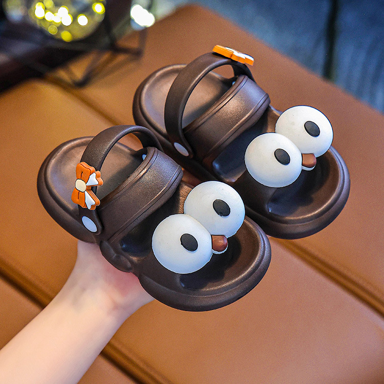 Zapatillas infantiles para niñas verano 2025 nuevo lindo uso exterior suave antideslizante para niños pequeños zapatillas para niños