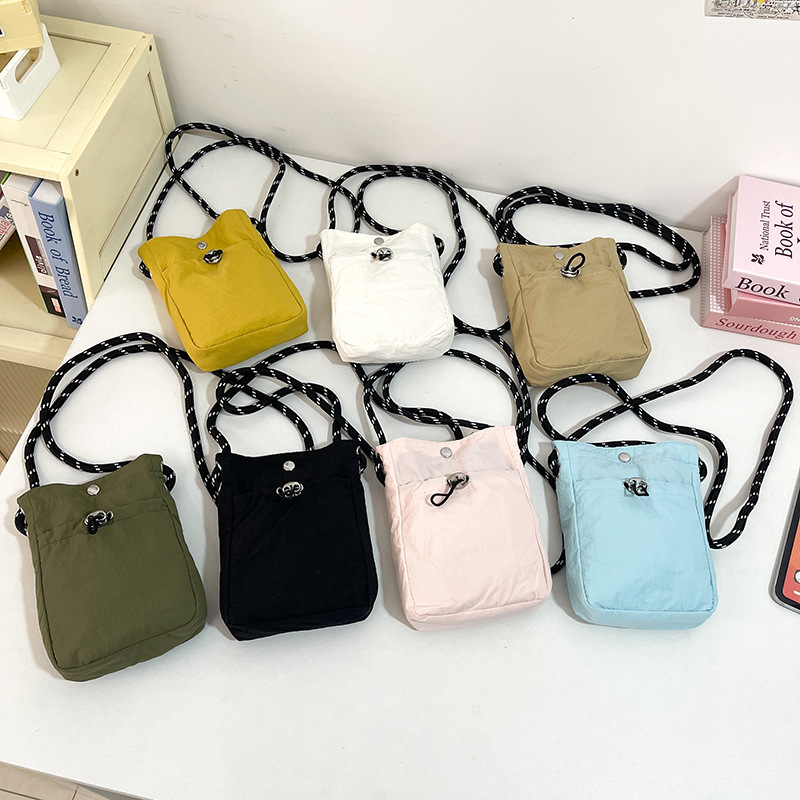 Lightweight and versatile sporty crossbody bag for spring and summer, mini bag for women, 2026 new style, nylon shoulder bag, portable phone bag.