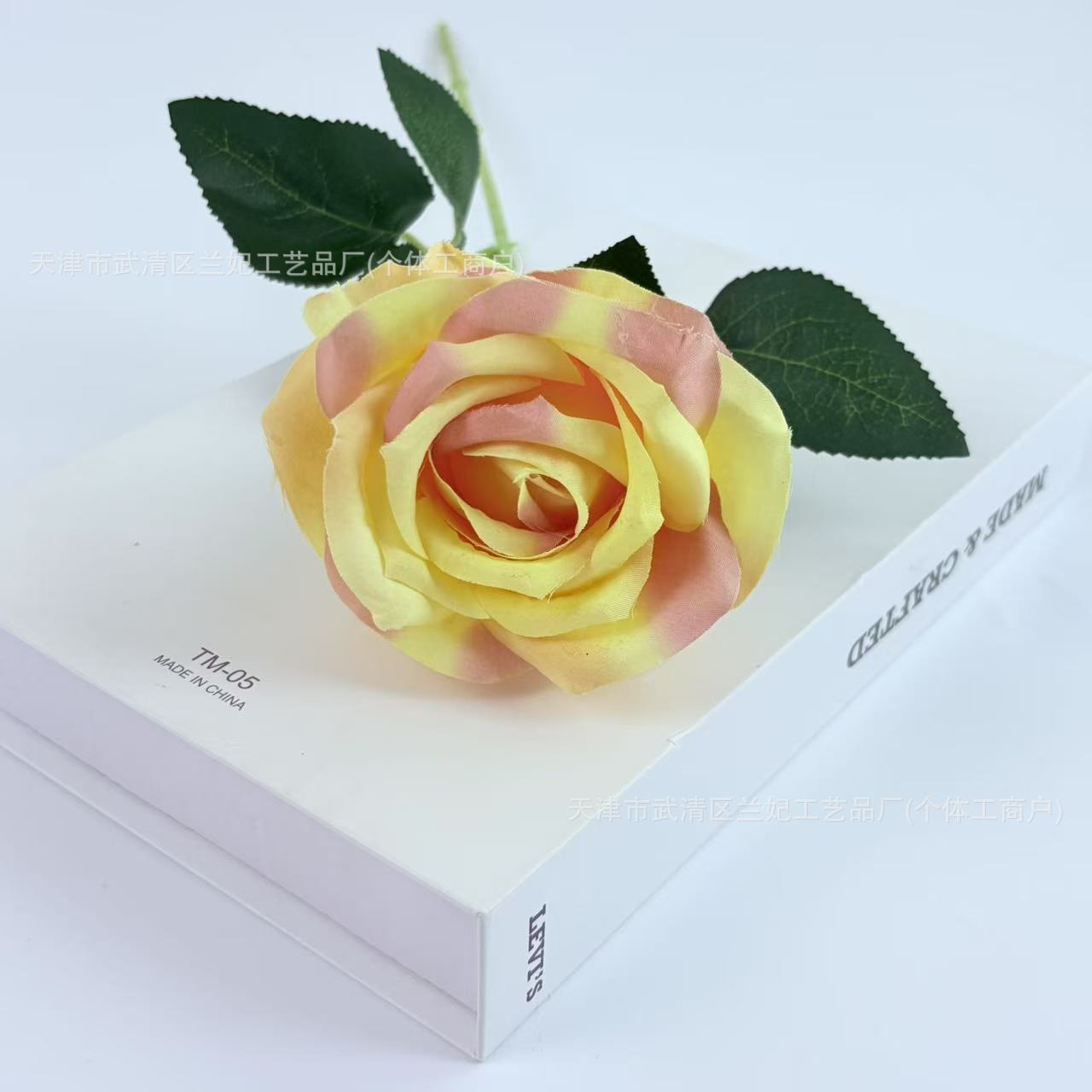 Una sola pieza de tela de seda, una pequeña rosa de crema, una rosa, una rosa, una rosa, una rosa, una rosa, una rosa, una rosa, una rosa, un arreglo floral, una boda, una pared de flores