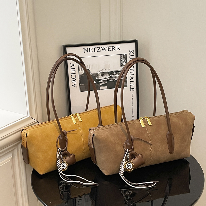 Retro Suede Autumn and Winter New Tote Bag, High-End Texture Underarm Bag, Large-Capacity Fashionable Shoulder Bag for Commuting Retro Suede Autumn and Winter New Tote Bag, High-End Texture Underarm Bag, Large-Capacity Fashionable Shoulder Bag for Commuting