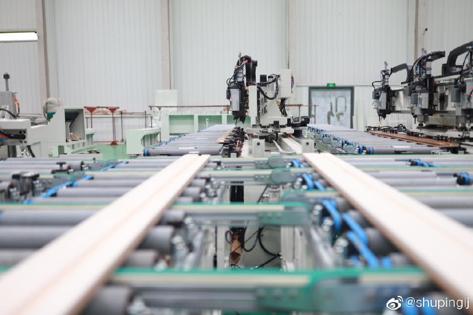 一条产线一天可产400樘门--全自动柔性木门生产线