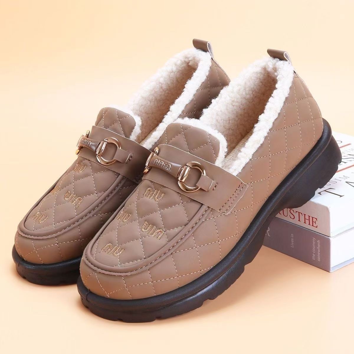 Otoño y invierno de 2025 nuevos zapatos de terciopelo calientes de moda versátil con suela gruesa antideslizante suave zapatos casuales Lefour