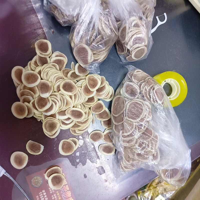 人気の鹿茸の赤い粉の切れの正統の鹿茸の白い粉の血の切れの梅の鹿のふわふわしている切れの漢方薬の材料の男性は酒を浸して生放送します。|undefined