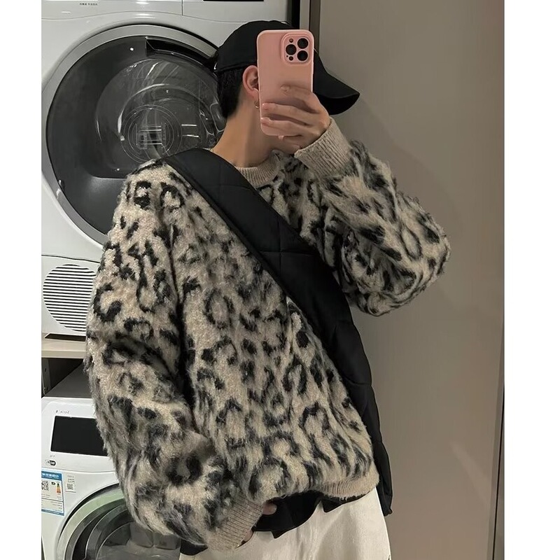 American retro high-street leopard print sweater, unisex, stylish and cool, street hip-hop style, loose and relaxed fit, trendy seahorse fur design